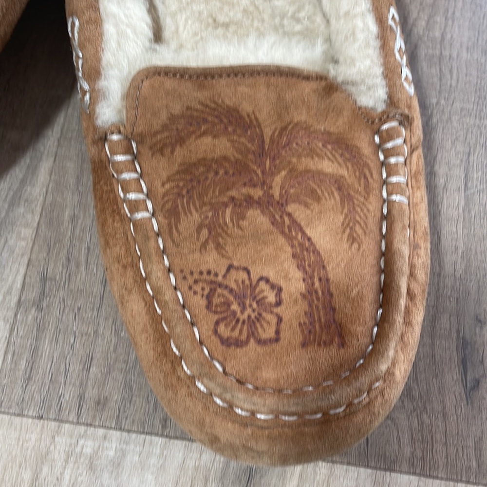 Rare Hawaiian stamped Ugg slippers - Picture 2 of 4